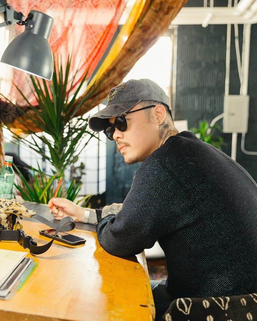 GQさんのインスタグラム写真 - (GQInstagram)「Dr. Woo, one of the hottest tattoo artists in the world, has very quietly set up shop in one of New York’s coolest hotels. We got an inside look at his secret NYC residency at the link in bio. (📸@matteomobilio)」3月23日 23時24分 - gq