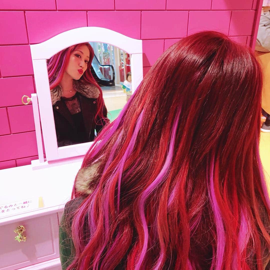 五月千和加さんのインスタグラム写真 - (五月千和加Instagram)「. ピンクの壁に鏡だなんて最高😚😜💓 . #髪型 #髪色 #ピンクヘア #赤髪 #ロングヘア #ウェーブヘア #ジョーカー #ロアエクステ #エクステ #鏡 #ドレッサー #鏡台 #redhair #longhair #wavehair #mirror #dresser #joker #loa #extensions #pinkhair #haircolor」3月23日 23時26分 - satsuki_senwaka