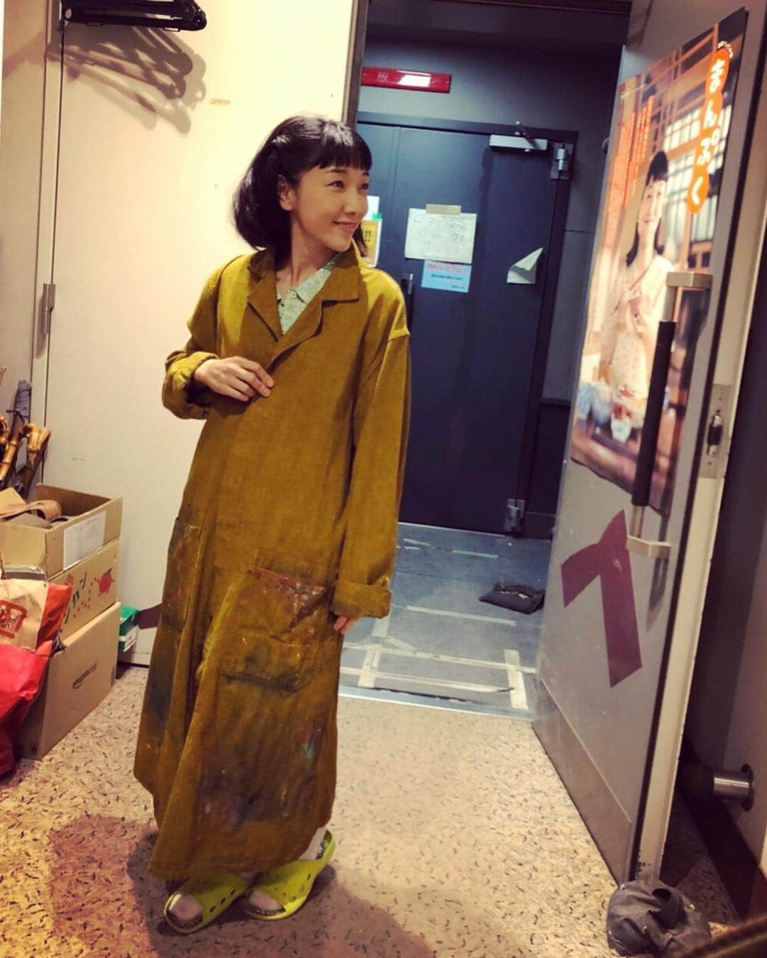 安藤サクラさんのインスタグラム写真 - (安藤サクラInstagram)「忠彦画伯のコートを試着🎨🎨🎨タダヒコス🎨」3月23日 23時28分 - sakuraando