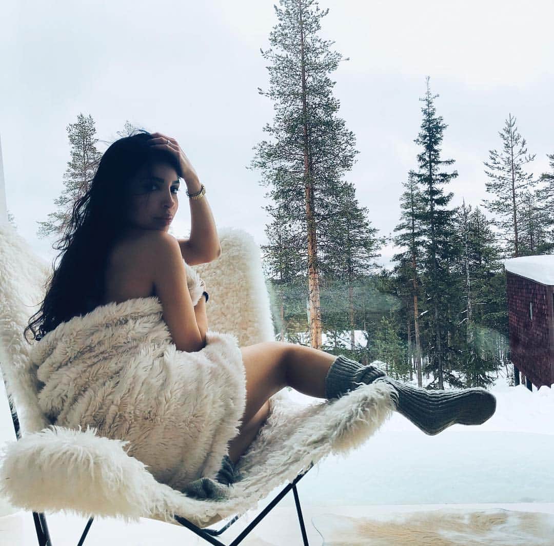 sananasのインスタグラム：「Wanna stay here forever ❄️Ce genre de pose tout à fait naturelle 😂Qui aimerait se lever le matin avec ce paysage ?  __ #LANEIGE #SephoraxLANEIGE #Laponie #Lapland #Finlande #Peaceful #ISleptWithLANEIGE #ArcticTreeHouseHotel」