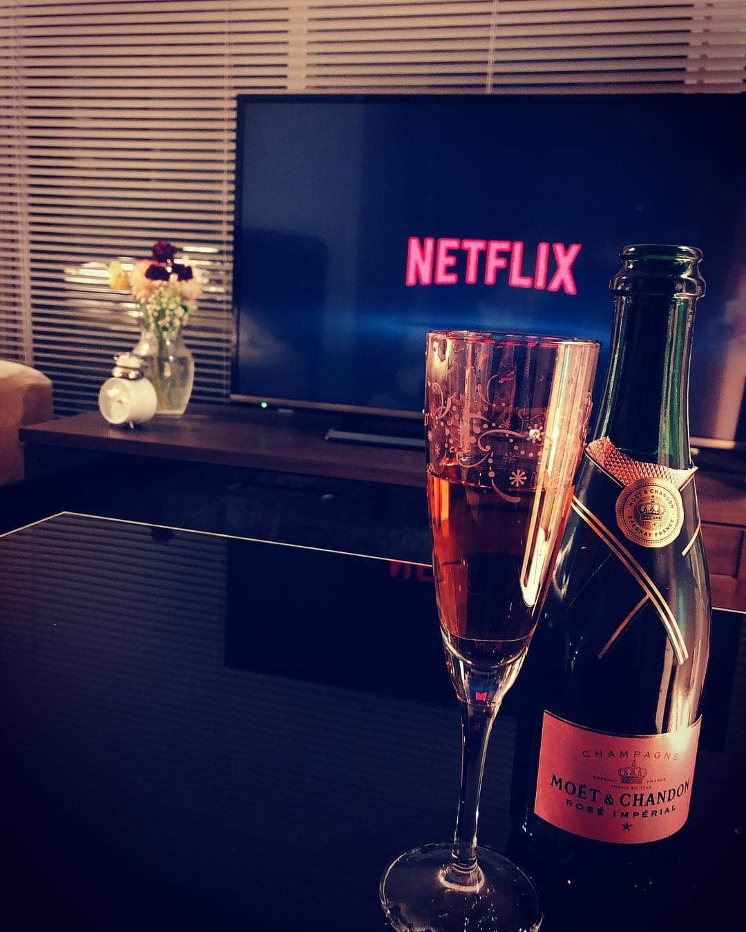 池田美佳さんのインスタグラム写真 - (池田美佳Instagram)「珍しくお家で一杯🍾 戴き物のシャンパンを #お家タイム #relax  #moetchandon #champagne #1日1映画 #movie #netflix  #input #creativetime #お洒落かよ」3月23日 23時31分 - mikaring72