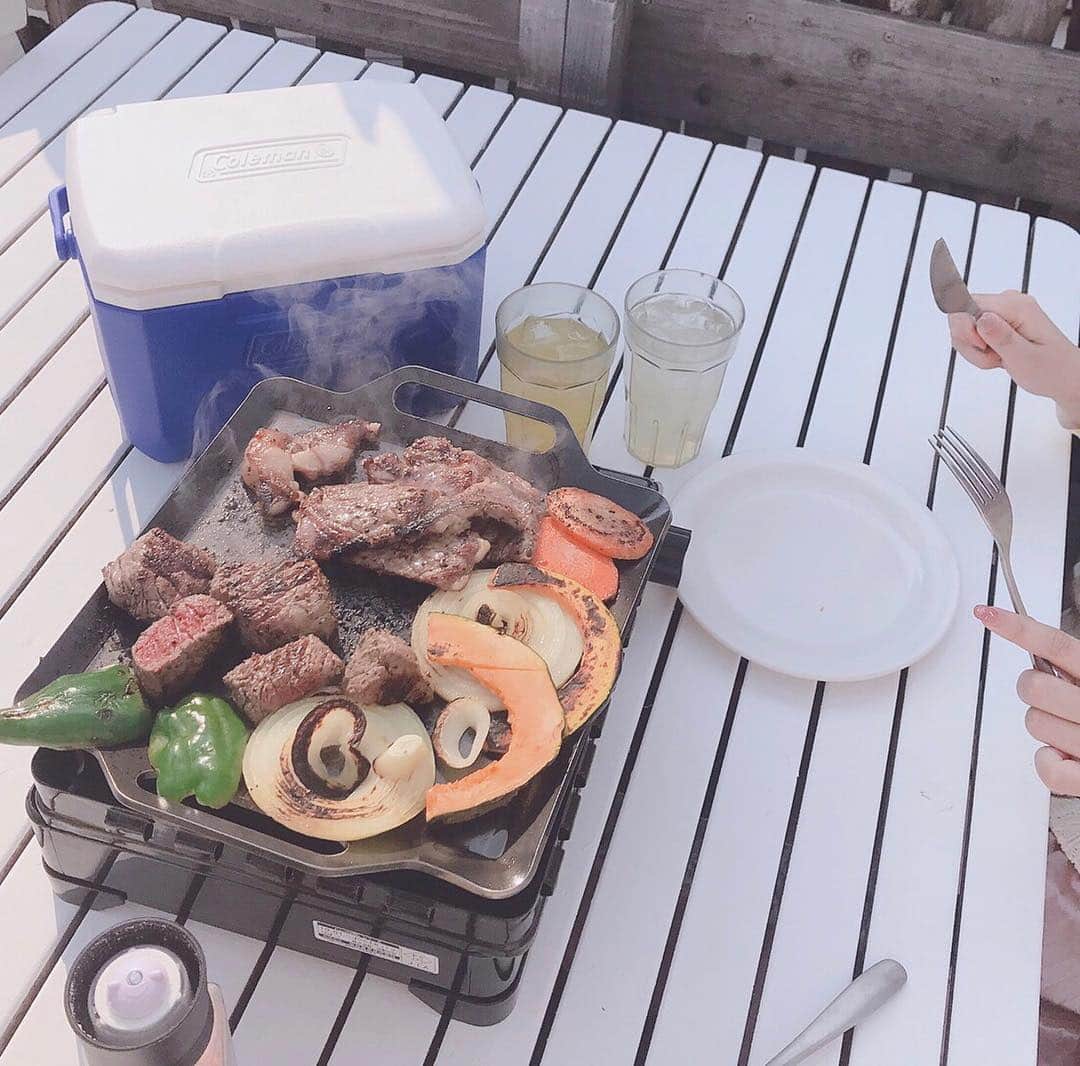 河村友歌のインスタグラム：「新宿駅ついて20分でBBQ〜🍖💗 とテンション上がりながら 2人で新春バーベキューした休日。  3月20日に #新宿ルミネエスト の最上階にある #wildbeach新宿 がリニューアルオープンするということで ご招待いただきましたのです。  昨年4月に行ってインスタに掲載してたのがきっかけで 今回呼んでいただけたらしい…嬉しみ😂！ リニューアルして インスタ映えスポット増加してた！  カラーコンセプトが「yellow」ということなので、 黄色がワンポイントのコーデでいくことを推奨する🥰  最近自分が写った写真ばっかりだったので、久しぶりに食べ物だけのお写真を1枚目にしました🍽  #ワイルドビーチ新宿  #新宿 #ルミネエスト #ルミネエスト新宿 #バーベキュー #ワイルドビーチ #カフェ #カフェ巡り #新宿カフェ #双子コーデ #双子 #インスタフード #フォトスポット  #barbecue #bbq #twins #instafood #instagood」