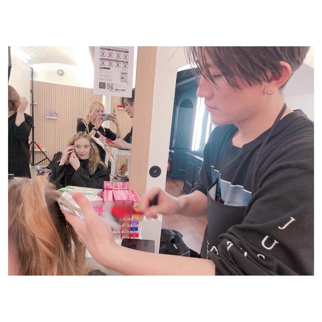 前原穂高のインスタグラム：「パリに無事に到着し 今日から仕込みSTARTです(^^) 今ちょうど半分終わったところー👍 ストーリーも更新していくね！ ㅤㅤㅤ #ヘアショー#パリ#ロレアル #paris @lorealpro #ロレアルプロ#lorealpro #ヘア #ヘアアレンジ #ヘアスタイル #ヘアカラー #ヘアセット #アレンジ #スタイリング #ほだかっと #ほだからー #ヘアサロン #サロン #美容室 #hair #hairstyle #haircolor @vvvvvvioletttttt  @vvvvvviolet_nagoya  #美容室violet」
