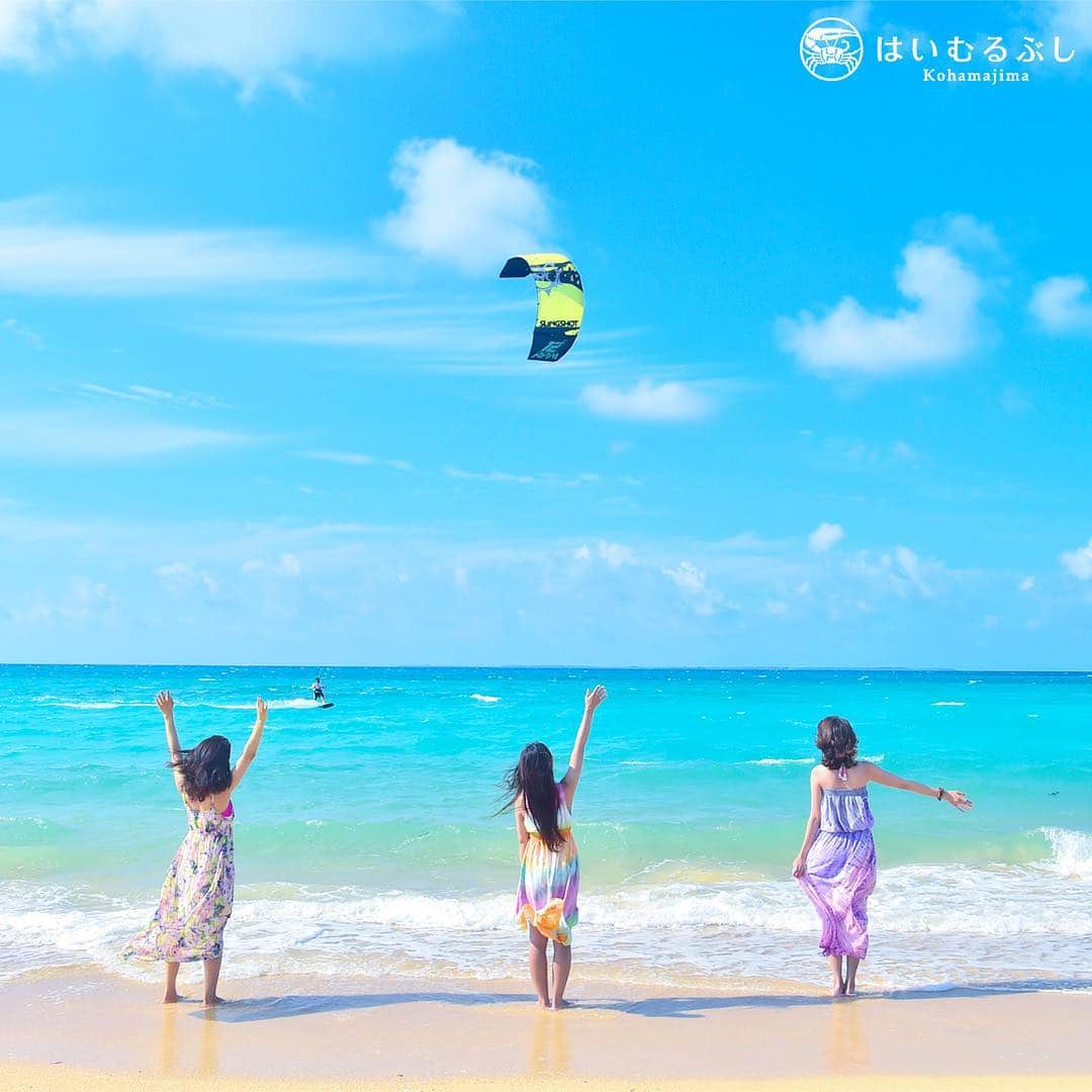 のインスタグラム：「南風を受けて滑走するカイトサーフィン。若夏の爽快感を満喫しリフレッシュできます。#沖縄 #八重山諸島 #小浜島 #ビーチ #カイトサーフィン #リゾート #ホテル #はいむるぶし #japan #okinawa #yaeyamaislands #kohamaisland #beach #kitesurfing #resort #hotel #haimurubushi」