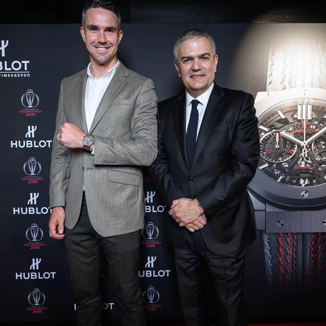 のインスタグラム：「🏏 #HublotLovesCricket at #Baselworld2019! Great time before the 2019 #CricketWorldCup with our new Friend of the Brand, England’s cricket legend #KevinPietersen @kp24. Hublot Official Timekeeper of the @ICC #CricketWorldCup2019. Discover our new #ClassicFusionCricket!」