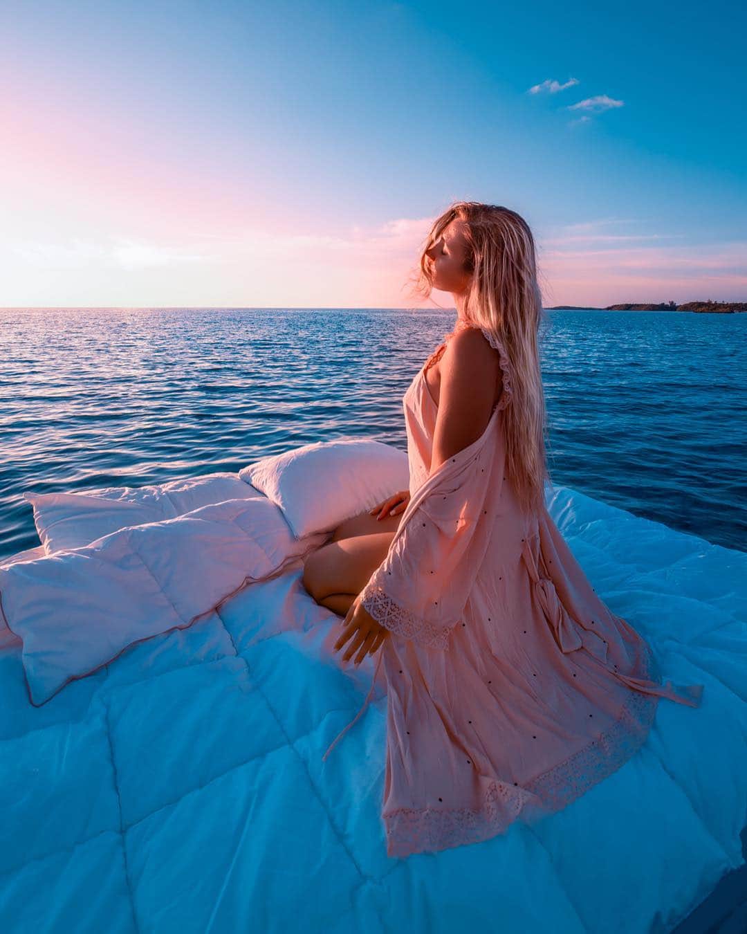 サシャ・カリスのインスタグラム：「Good morning Bahamas 🇧🇸🌞 I’ve missed you 💗 Sleep set by @eberjey 💤✨ . . . #bahamas #travel #travelphotography #travelblogger #underwater #underwaterphotography #goodmorning #sunrise #sleep #beauty #eberjey #fashion #fashionblogger」