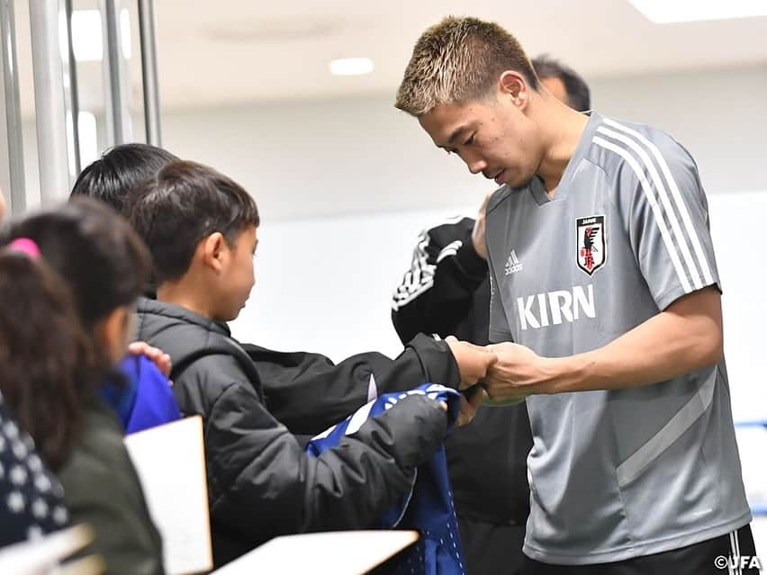 日本サッカー協会さんのインスタグラム写真 - (日本サッカー協会Instagram)「📸日本代表Team Cam 本日のトレーニング後には、練習を見学に来ていた子どもたちへのサイン会を行いました！ ・ ―――――――――――――――――― キリンチャレンジカップ2019 🆚ボリビア代表 📅3/26(火)19:30KO 📍兵庫／ノエビアスタジアム神戸 📺フジテレビ系列で生中継 ・ 👉大会情報はJFA.jpへ ―――――――――――――――――― #daihyo #SAMURAIBLUE」3月23日 23時49分 - japanfootballassociation