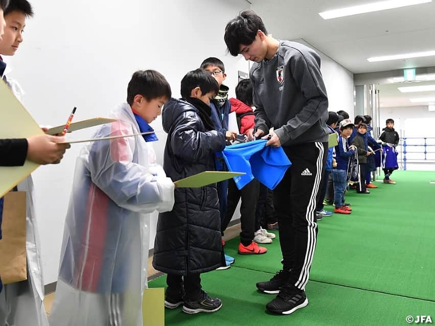 日本サッカー協会さんのインスタグラム写真 - (日本サッカー協会Instagram)「📸日本代表Team Cam 本日のトレーニング後には、練習を見学に来ていた子どもたちへのサイン会を行いました！ ・ ―――――――――――――――――― キリンチャレンジカップ2019 🆚ボリビア代表 📅3/26(火)19:30KO 📍兵庫／ノエビアスタジアム神戸 📺フジテレビ系列で生中継 ・ 👉大会情報はJFA.jpへ ―――――――――――――――――― #daihyo #SAMURAIBLUE」3月23日 23時49分 - japanfootballassociation