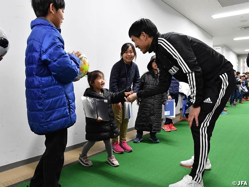 日本サッカー協会さんのインスタグラム写真 - (日本サッカー協会Instagram)「📸日本代表Team Cam 本日のトレーニング後には、練習を見学に来ていた子どもたちへのサイン会を行いました！ ・ ―――――――――――――――――― キリンチャレンジカップ2019 🆚ボリビア代表 📅3/26(火)19:30KO 📍兵庫／ノエビアスタジアム神戸 📺フジテレビ系列で生中継 ・ 👉大会情報はJFA.jpへ ―――――――――――――――――― #daihyo #SAMURAIBLUE」3月23日 23時49分 - japanfootballassociation