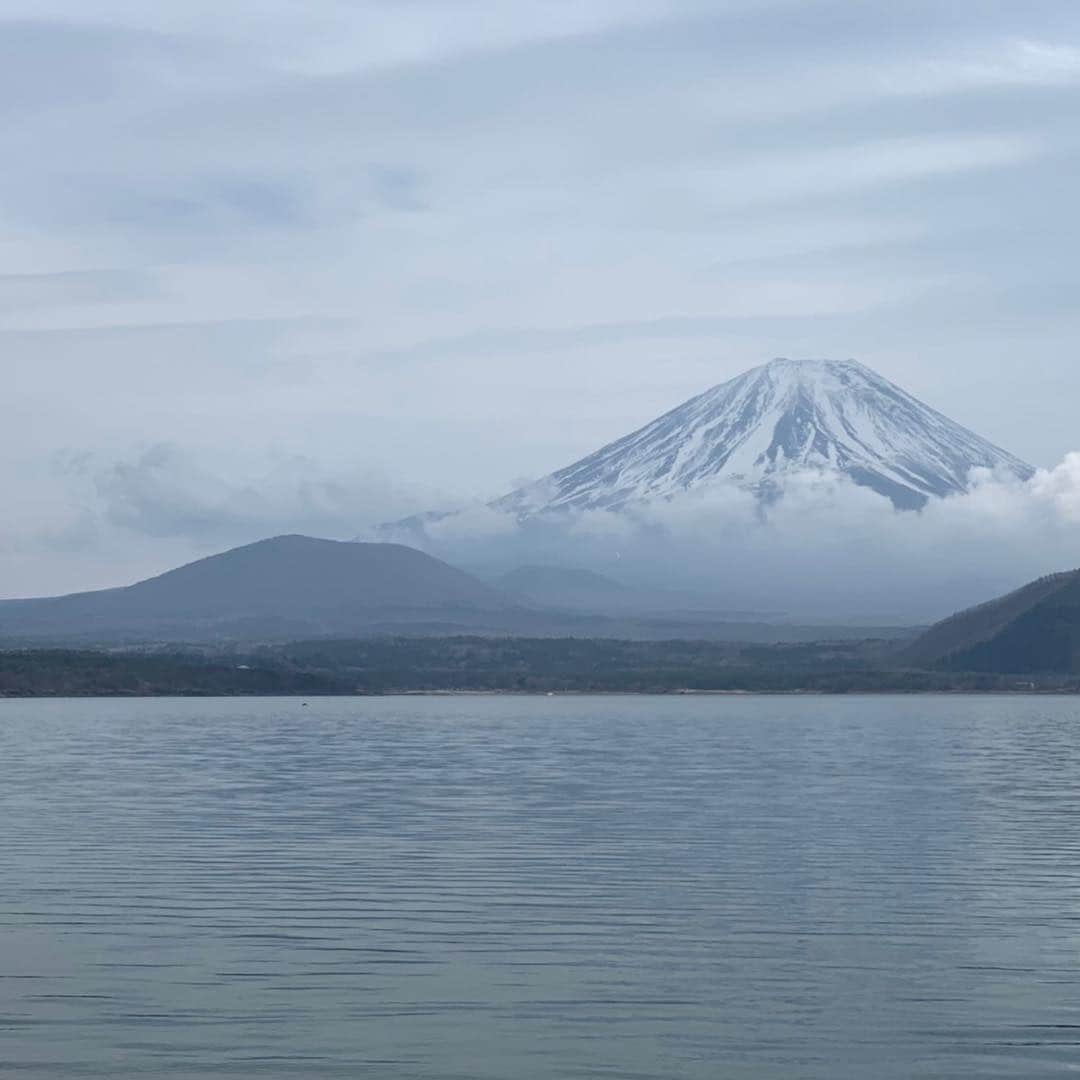 森豪士さんのインスタグラム写真 - (森豪士Instagram)「やっぱ湖は最高だったなぁ…😆👍🏽 #富士山 #逆さ富士 #湖畔 #夜明け #月明かり」3月23日 23時49分 - tsuyoshimori