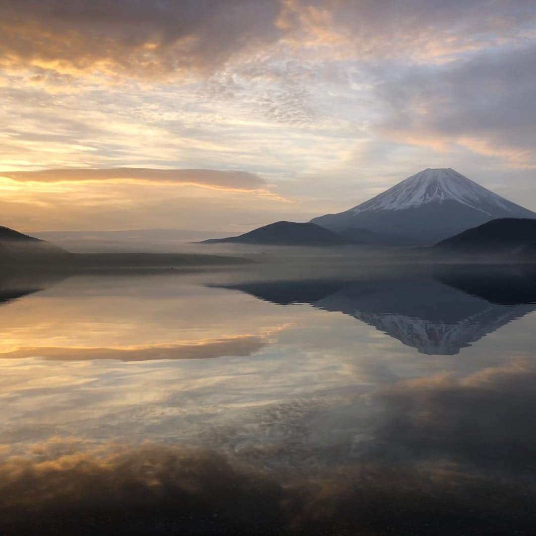 森豪士のインスタグラム：「やっぱ湖は最高だったなぁ…😆👍🏽 #富士山 #逆さ富士 #湖畔 #夜明け #月明かり」
