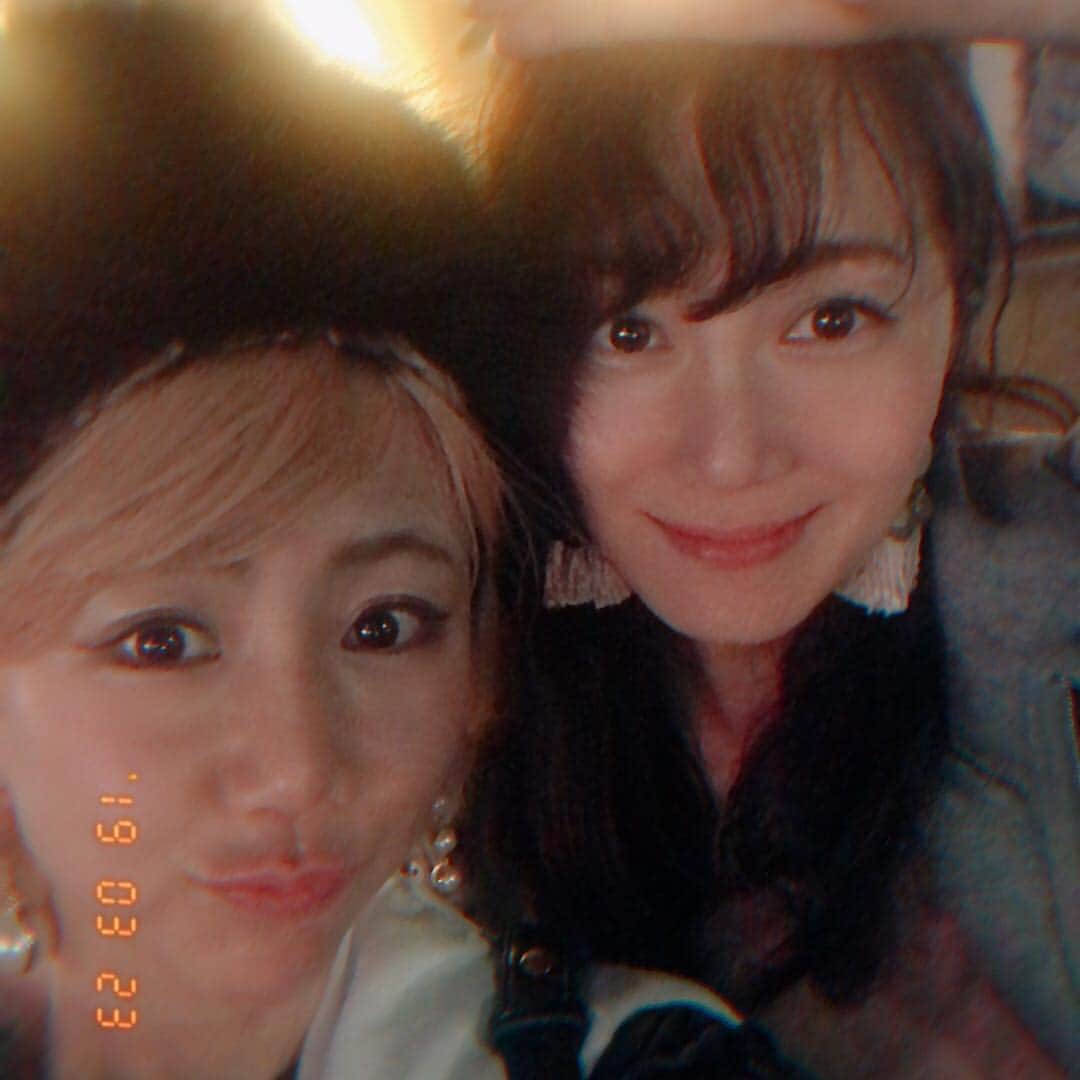 崎山一葉さんのインスタグラム写真 - (崎山一葉Instagram)「欲張ってライトの前に立ったばっかりに 青白くなっちゃった🤢笑。  音楽のお仕事している皆さんに囲まれて、よくわからないけど笑いのツボは同じでした🤣  めんそーれーfrom 東京。 またいらしてください🌴」3月23日 23時50分 - kazuha_sakiyama