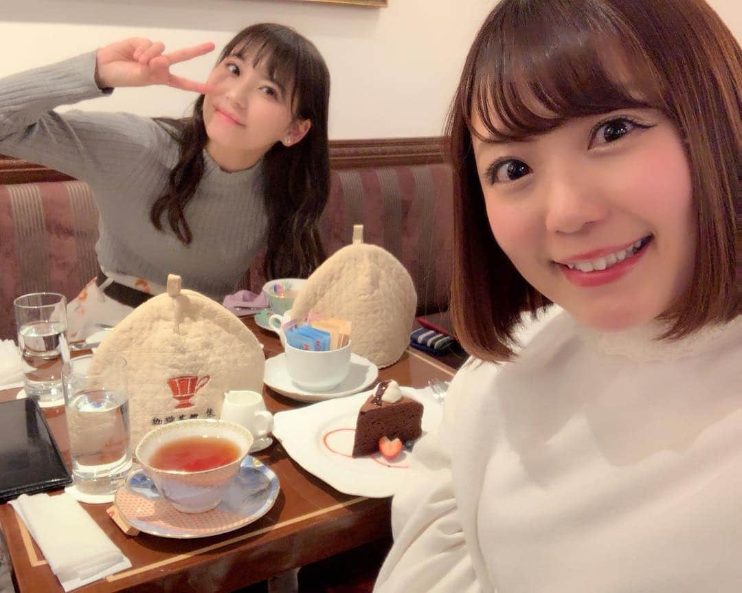 のインスタグラム：「大好きなみやりちゃんと🥰美味しい紅茶とガトーショコラで閉店まで語り込みました🙂💓美味しい楽しい幸せなひと時でした〜😊💓💓💓 #喫茶店 #集 #カフェ #cafe #カフェ巡り #ガトーショコラ #chocolatecake #紅茶 #紅茶好き #tea #teatime #happytime #sweets #スイーツ女子 #アラサー女子 #photooftheday #JAPAN #japanesesweets #japanesegirl #avex #avexmanagement #instagood #followme #宮崎理奈 ちゃん #ricashima #嶋梨夏」