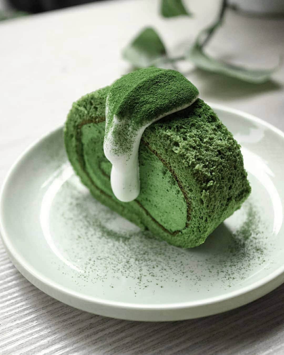 Matchæologist®さんのインスタグラム写真 - (Matchæologist®Instagram)「Tag 👋 your best #MatchaMates who would go crazy for this super squishy #Matcha Roll Cake 😱! Thanks to the fabulous 📷 @bagelastyle_matcha for sharing this wonderful #MatchaCreation with us 😍 . Matcha is the perfect choice when you are looking for something to add a twist to your culinary creations – it gives a delicious taste and color to your favourite treats! 😘 💚 Our Midori™ is the perfect grade of matcha for use in any matcha dessert recipes that require a beautiful green colour and flavour intensity that shines through other ingredients. 🍵🌿 . 💋 If you’re craving the captivating taste of matcha green tea that you can integrate into any of your gourmet creations 🍃 visit Matchaeologist.com for the most premium artisanal matcha! 🍵 . 👉 Click the link in our bio @Matchaeologist . Matchæologist® #Matchaeologist Matchaeologist.com」3月23日 23時54分 - matchaeologist