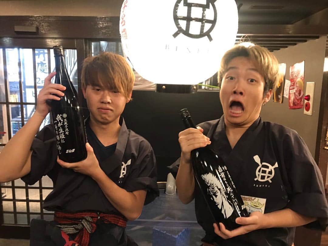 泳ぎイカ 九州炉端 弁慶 新大宮店さんのインスタグラム写真 - (泳ぎイカ 九州炉端 弁慶 新大宮店Instagram)「みなさんこんばんわ！ 弁慶新大宮店です 大学の春休みが終わるに近づき焦っている久しぶりの拳士朗が更新します。ご無沙汰しております。 今日はなんと、北斗の拳とコラボの芋焼酎が弁慶にやってきました！ 僕と同じ名前ケンシロウ(北斗)のお酒「お前はもう死んでいる！」にテンションが上がっております！！ 19歳なのでまだ飲めませんが、是非注文してくださった方には僕拳士朗(前)が感想聞かせていただきます！ 今日もたくさんのご来店ありがとうございました。明日からも元気に営業しています！お待ちしております！ #弁慶#弁慶新大宮#駅近#奈良 #泳ぎイカ#居酒屋#地酒#日本酒#instgood#instalike #instafood #instapic #instaphoto #instajob🍻#駅近#徒歩1分#奈良#泳ぎイカ#🦑#🍶#🐟 #🐓 #yummy #😋#instgood#instalike#いいね返し #北斗の拳 #焼酎 #お前は既に死んでいる #hokutonoken」3月23日 23時59分 - kyushuumaka.shinoomiya