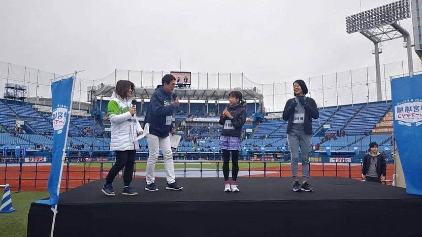 中村優さんのインスタグラム写真 - (中村優Instagram)「今日は神宮球場リレーマラソンでした🏃‍♂️🏃‍♀️🏃‍♂️🏃‍♀️去年に引き続きゲストランナーとして参加。今年は雪がちらつく寒さになってしまったけど、、神宮球場内を走れるのはやはり爽快！またつば九郎に会えてうれしかった〜🥳❤️初めましての吉田香織さんもとっっても気さくな方でした☺️ チーム中村優を作って走ってくれた10人のランナーさんは、フルリレー(42.195kmをリレー)でサブ3達成㊗️今年も大いに盛り上がりました⚾️また来年も是非参加してね✊🏻 #神宮球場リレーマラソン#run#running#優run」3月24日 0時00分 - nkmr_yu