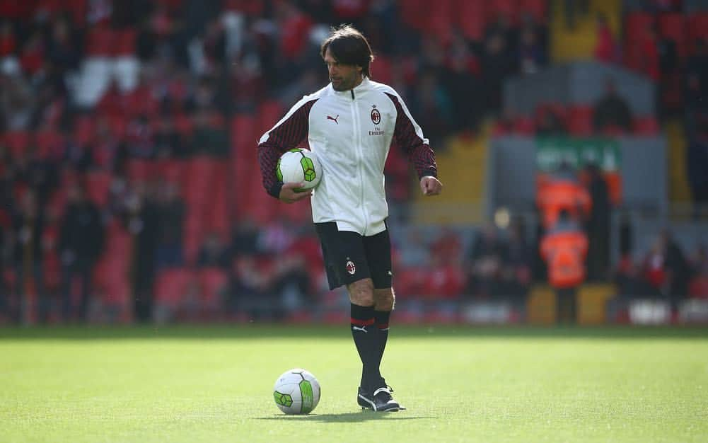 ACミランさんのインスタグラム写真 - (ACミランInstagram)「Our legends are on the pitch at Anfield 💪🏼 Le nostre Glorie sono sul prato di Anfield 🔝 #LiverpoolMilan」3月24日 0時03分 - acmilan