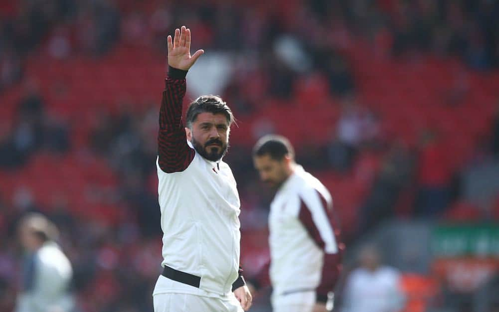 ACミランさんのインスタグラム写真 - (ACミランInstagram)「Our legends are on the pitch at Anfield 💪🏼 Le nostre Glorie sono sul prato di Anfield 🔝 #LiverpoolMilan」3月24日 0時03分 - acmilan