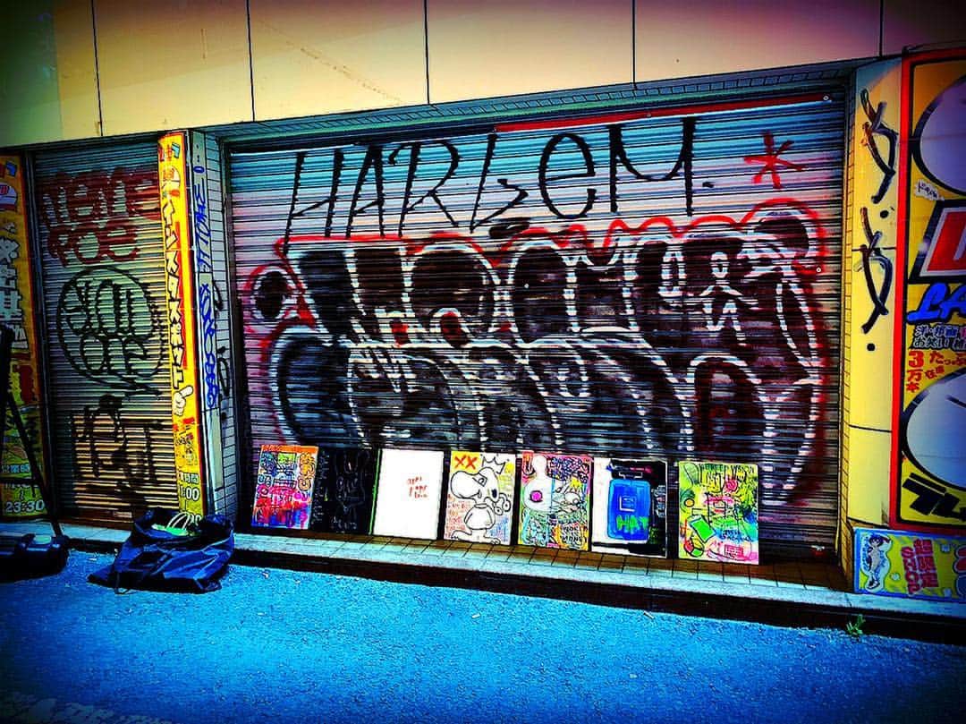 柳井大地さんのインスタグラム写真 - (柳井大地Instagram)「Tokyo Street & my drawings. 〝❤️🌙⭐️💧♐︎ 〟  #art #paint #graffiti  #skate #surf #design  #love #ootd #fashion  #painting #drawing #l4l  #streetart #wallart #graffitiart  #絵 #絵本 #落書き #詩 #映え  #イラスト #ポエム #アート #あーと  #followme #いいね返し #좋아요반사  #原宿カフェ #中目黒カフェ #渋谷カフェ」3月24日 0時05分 - daichi_yanai