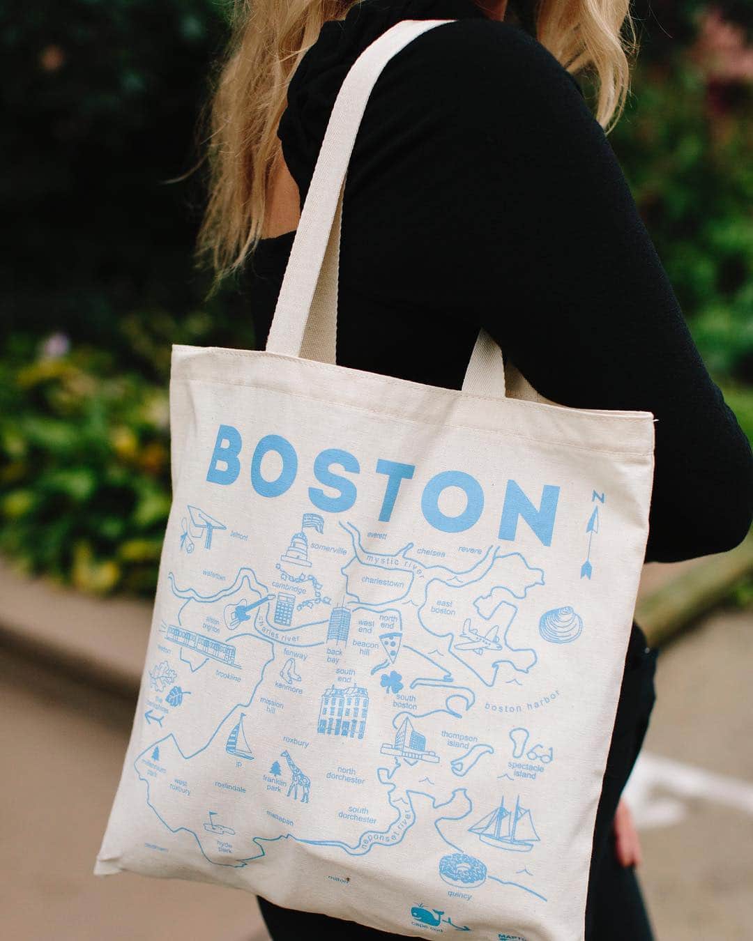 マップトートさんのインスタグラム写真 - (マップトートInstagram)「Running errands this weekend? Make sure to bring along your trusty tote bag! Follow along with @blondemeetscity as she explores Boston in style 😉 . . . . . #maptote #madeinusa #madeinbrooklyn #boston #bostonstyle #bostonblogger #bostontote」3月24日 0時07分 - maptote