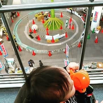宮田愛子さんのインスタグラム写真 - (宮田愛子Instagram)「東日本大震災の被災地を元気づけようと 行われている｢盛岡鉄道まつり」。 息子も興味津々、 この後も仕事があり ゆっくりと見られなくて悔しい！ リベンジしたい！  二枚目はメイク室で撮ったもの。 このくらい毎日ゆっくりメイクが出来れば良いのだが...。。 #盛岡鉄道まつり #なぜかメイクに興味津々な息子 #優しい顔で見てくれる #女性に優しい」3月24日 0時08分 - miyata.aiko