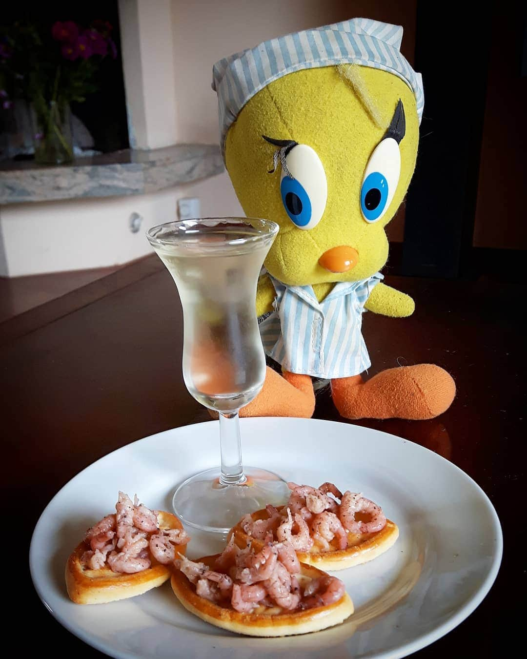 Little Yellow Birdさんのインスタグラム写真 - (Little Yellow BirdInstagram)「Double Dutch: Dutch shrimp, Dutch 'oude jenever', yumm!!! #littleyellowbird #tweety #tweetykweelapis #adventures #yellow #bird #weekend #saturday #shrimp #garnalen #hollandsegarnalen #seafood #jenever #oudejenever #bols #dutch #holland #happyhour #stuffedanimalsofinstagram #plushiesofinstagram」3月24日 0時09分 - tweetykweelapis