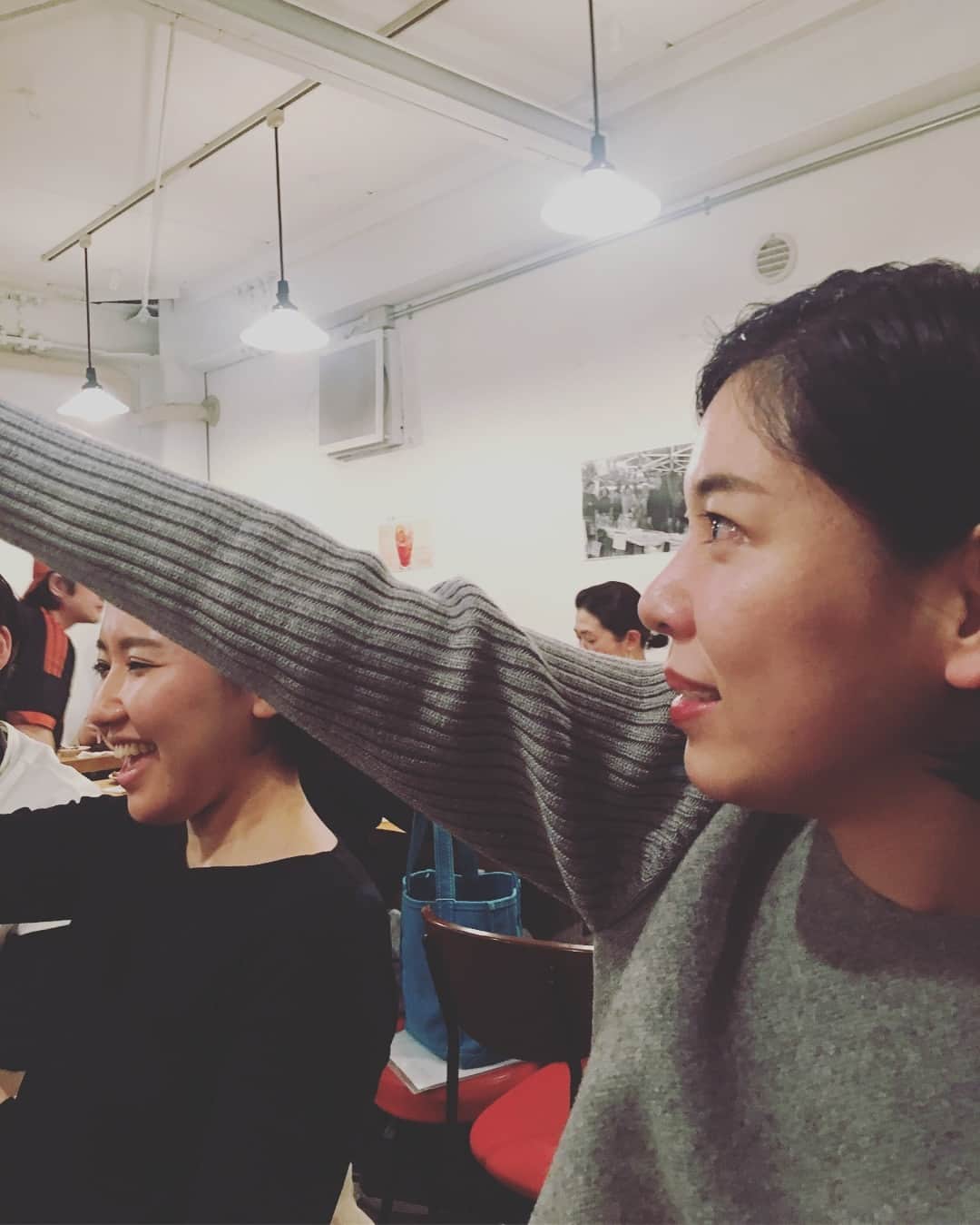 猫沢エミさんのインスタグラム写真 - (猫沢エミInstagram)「ついに、にゃんフラ生徒からフランス留学生が誕生しました。  小西智子ちゃん。美人さん。頑張り屋。 35歳の冒険の始まり。  今宵は、一期生のみんなで壮行会でした。社会に出て、ひとつ立派に仕事を終えて、羽ばたく新しい世界。先生は、いつも見守っているよ❣️ Bon courage et amuse-toi le nouveau monde ✨  #にゃんフラ」3月24日 0時10分 - necozawaemi