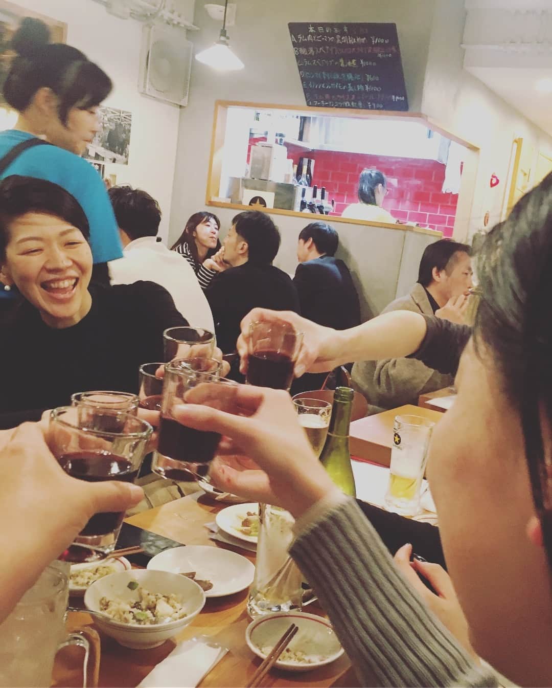 猫沢エミさんのインスタグラム写真 - (猫沢エミInstagram)「ついに、にゃんフラ生徒からフランス留学生が誕生しました。  小西智子ちゃん。美人さん。頑張り屋。 35歳の冒険の始まり。  今宵は、一期生のみんなで壮行会でした。社会に出て、ひとつ立派に仕事を終えて、羽ばたく新しい世界。先生は、いつも見守っているよ❣️ Bon courage et amuse-toi le nouveau monde ✨  #にゃんフラ」3月24日 0時10分 - necozawaemi