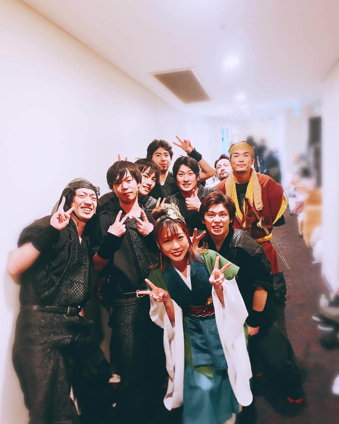 楠田亜衣奈のインスタグラム：「明日ついに千穐楽です！ 心地良い疲労感と寂しさとでなんだかとってもふわふわしてます。 今日はアンサンブルの皆さんと黄石公役の良子さんに写真撮っていただきました！ ・ アンサンブルのみなさんは本当に本当にすごいっ！私の殺陣も、何度も練習に付き合ってくれて本当に感謝してますっ！ ・ 良子さんは、尊敬する素敵な役者さんです！普段はとっても優しくて、ふわぁ〜と空気が柔らかいのに、芝居がはじまると周りの空気も変わる…本当に本当にすごい！  黄石公の一言めのセリフがいつも私に気合いを入れてくれてますっ！  明日もみなさまのご乗船お待ちしております。  気づいたら本当に本当にすごいしか言ってないw だってみんな本当に本当にすごいだよ！他のキャストのみなさんも本当に本当にすごいんだよ！」