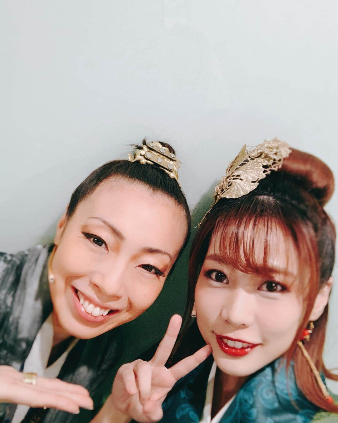 楠田亜衣奈さんのインスタグラム写真 - (楠田亜衣奈Instagram)「明日ついに千穐楽です！ 心地良い疲労感と寂しさとでなんだかとってもふわふわしてます。 今日はアンサンブルの皆さんと黄石公役の良子さんに写真撮っていただきました！ ・ アンサンブルのみなさんは本当に本当にすごいっ！私の殺陣も、何度も練習に付き合ってくれて本当に感謝してますっ！ ・ 良子さんは、尊敬する素敵な役者さんです！普段はとっても優しくて、ふわぁ〜と空気が柔らかいのに、芝居がはじまると周りの空気も変わる…本当に本当にすごい！  黄石公の一言めのセリフがいつも私に気合いを入れてくれてますっ！  明日もみなさまのご乗船お待ちしております。  気づいたら本当に本当にすごいしか言ってないw だってみんな本当に本当にすごいだよ！他のキャストのみなさんも本当に本当にすごいんだよ！」3月24日 0時15分 - kusudaaina