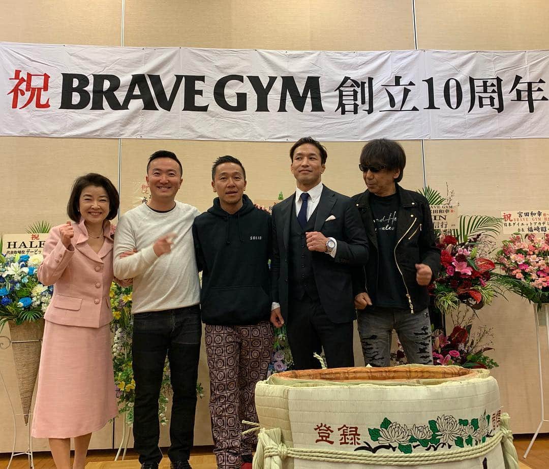 岸本加世子のインスタグラム：「ブレイブジム１０周年パーティ。私も通って１０年です。#brave gym #宮田和幸#マイクロ#日華#木根尚登」