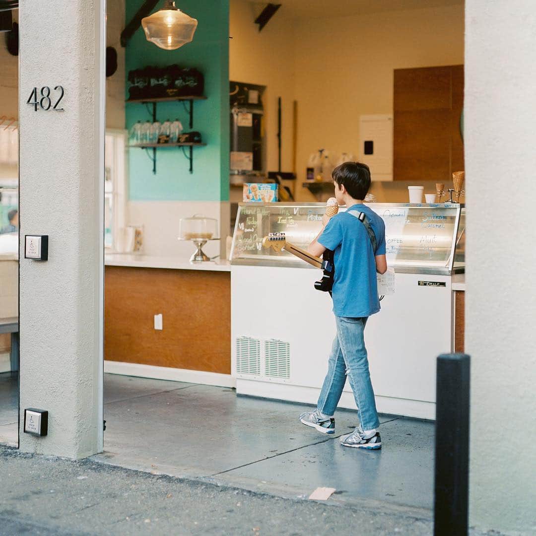 濱田英明さんのインスタグラム写真 - (濱田英明Instagram)「SF, USA, 2015 #pentax67 『Distant Drums / 遠い太鼓』という名の写真集をつくっています。いくつかの街なんかが写っています。その実、テーマは「距離感」なんです。夏のはじまりとともにお届けしたいです。 #distantdrums遠い太鼓 #2019年7月出版予定」3月24日 0時17分 - hamadahideaki