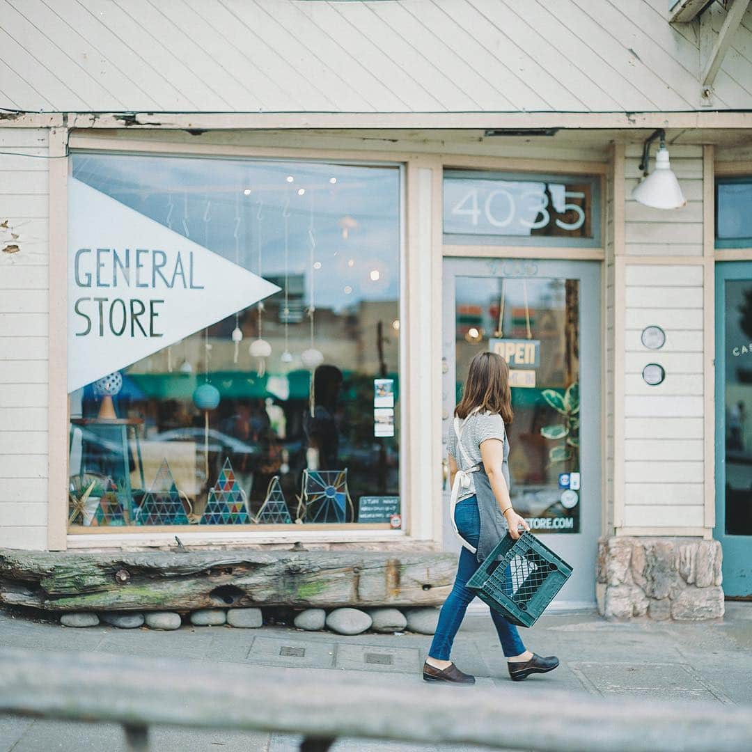 濱田英明のインスタグラム：「SF, USA, 2015 #pentax67 『Distant Drums / 遠い太鼓』という名の写真集をつくっています。いくつかの街なんかが写っています。その実、テーマは「距離感」なんです。夏のはじまりとともにお届けしたいです。 #distantdrums遠い太鼓 #2019年7月出版予定」