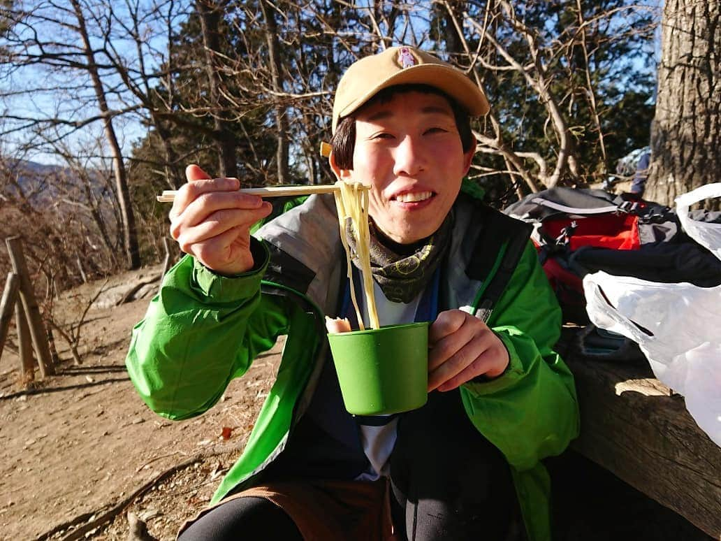 桜花さんのインスタグラム写真 - (桜花Instagram)「宝登山で食べた山ごはん🍀  ほほえむステテコさん🐱🌷 ２枚目は、眩しかった〜！笑  ラーメン、家で食べても美味しいのだから、 山で食べたらもっと美味しいにきまってる🍀  これからも沢山作ってたくさん食べましょう＼(^^)／🌼 #宝登山  #山  #山で  #山登り  #ラーメン #山ごはん  #Mt.hodo #mountain  #mountains  #mountaingirl #素敵な時間  #山時間 #長瀞  #埼玉  #山仲間 #ステさん  #love」3月24日 0時19分 - mountainohka