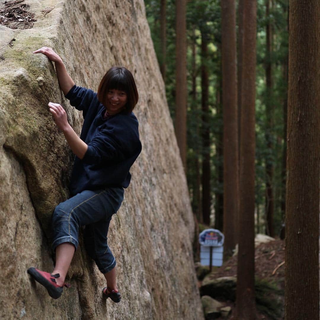 三浦絵里菜のインスタグラム：「RedBull Asura 2018のエリア🌳 太郎の散歩🐒 右肩系だったけど、ちょー弱いけど、ちょっと痛いけど、なんとか登れた🙄 やばすぎてわろてるー😂  これしか登らなかったけど、すごい嬉しかったし楽しかったなー🌼 #熊野  #redbullasura  #funの課題  #今年初めての岩登り」