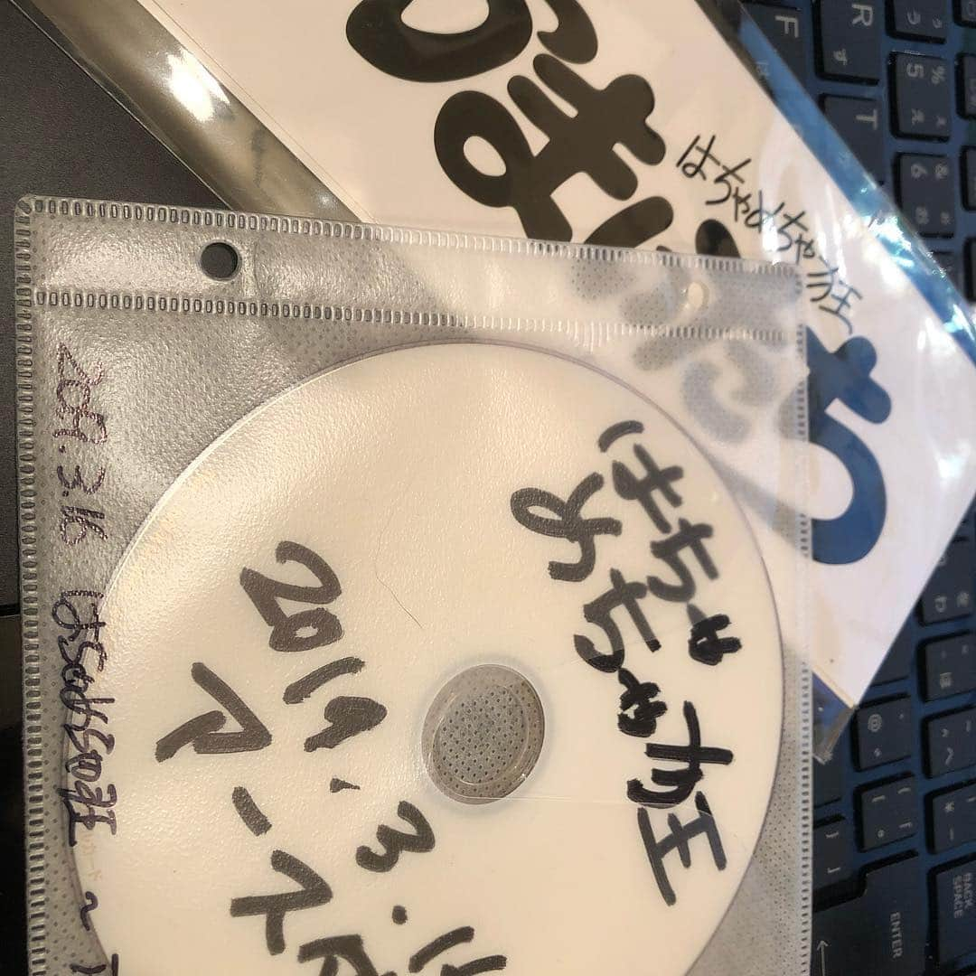 ヒロシさんのインスタグラム写真 - (ヒロシInstagram)「こないだのライブのDVDを貰った。自分で自分がカッコいいって思うってすごいわ。6時起きなのに、さっきもらったばかりで2回観たわ。」3月24日 0時24分 - hiroshidesu.official