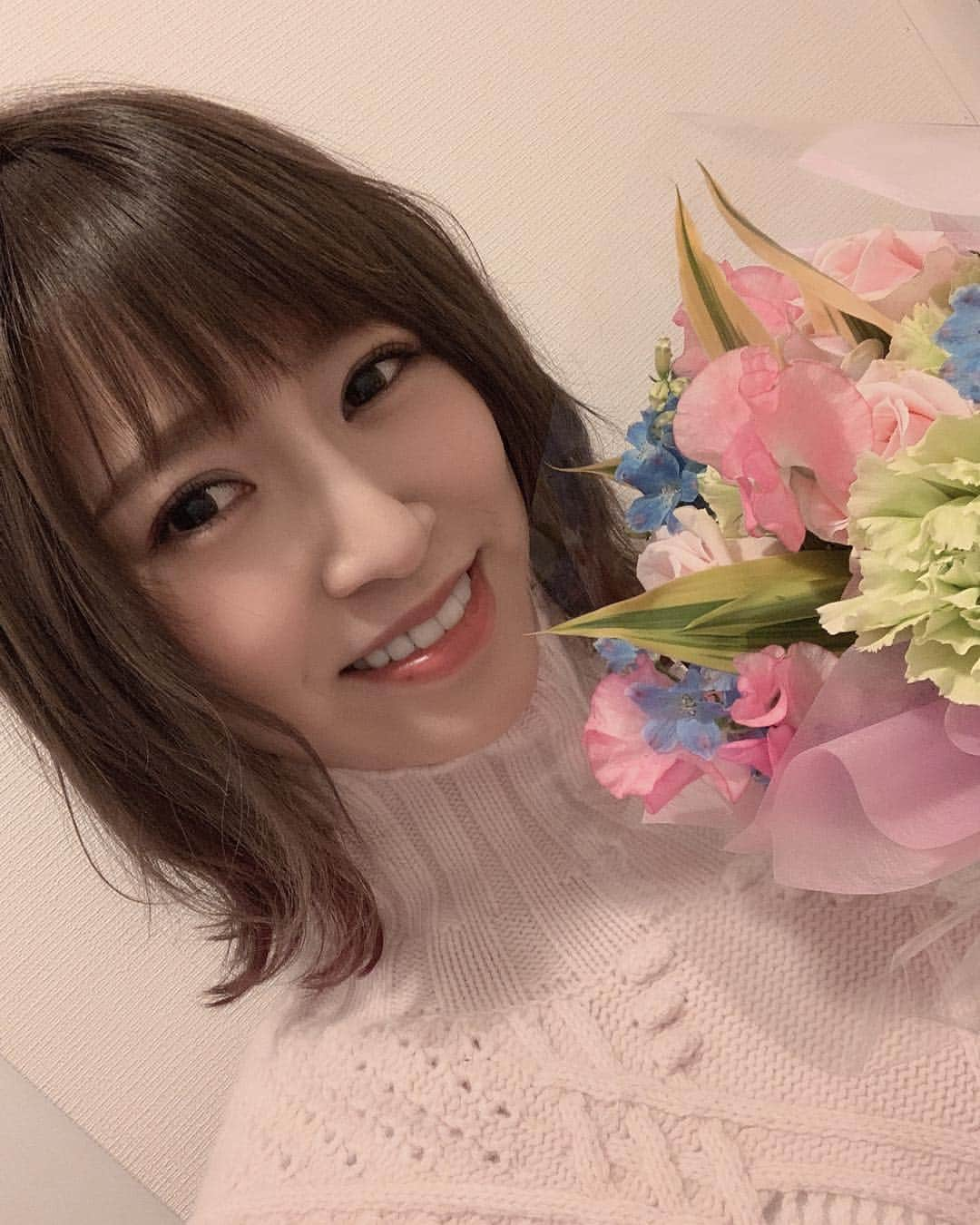 戸島花さんのインスタグラム写真 - (戸島花Instagram)「ニコ生『ヒカルの碁鑑賞会』が最終回でお花いただきました🌸 今日は髪のインナーカラーがいい感じに抜けてピンクっぽくなったので、ピンクのニットワンピースに、ピンクメイク🌸🌸 稽古でジャージしか着てなかったから久しぶりのピンクでテンションあがりました🌸やっぱりピンクがすき☺️🌸 てか、最近「歯が作り物の人ってすぐわかるよね〜」って言ってる子がいたんだけど、私のセラミックに全く気づいてなかったのよ☺️早くこの話 @youichiro.mitsui 先生にしたいけど、次の予約まだ先だからここで伝えとく！笑 嬉しいなー☺️ねー！☺️☺️」3月24日 0時27分 - tojima_hana