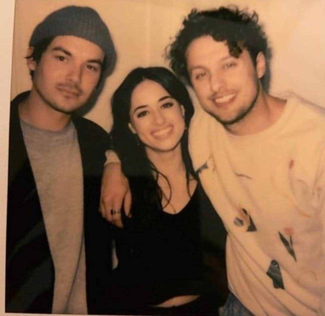 タイラー・ブラックバーンのインスタグラム：「Is this a new love triangle? 👽」