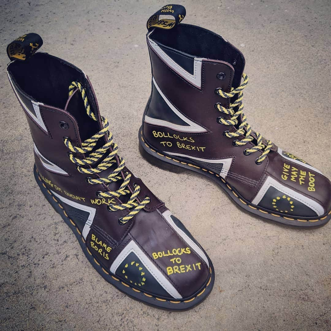 ダン・スティーヴンスさんのインスタグラム写真 - (ダン・スティーヴンスInstagram)「These boots were made for marching... 🇬🇧 🇪🇺 #brexit #peoplesvotemarch #bollockstobrexit #revoke50 #youwereliedto #givemaytheboot #blameboris #firstadeadpignowbritain #etonmess」3月24日 0時39分 - thatdanstevens