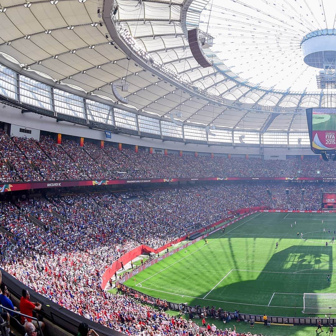 FIFAワールドカップさんのインスタグラム写真 - (FIFAワールドカップInstagram)「Not long now until the 2019 FIFA Women’s World Cup in France. So let’s revisit some iconic stadiums from previous finals, starting with Vancouver’s BC Place Stadium, scene of the USA’s 5-2 victory over Japan in 2015. #StadiumSaturday #FIFAWWC」3月24日 0時39分 - fifaworldcup