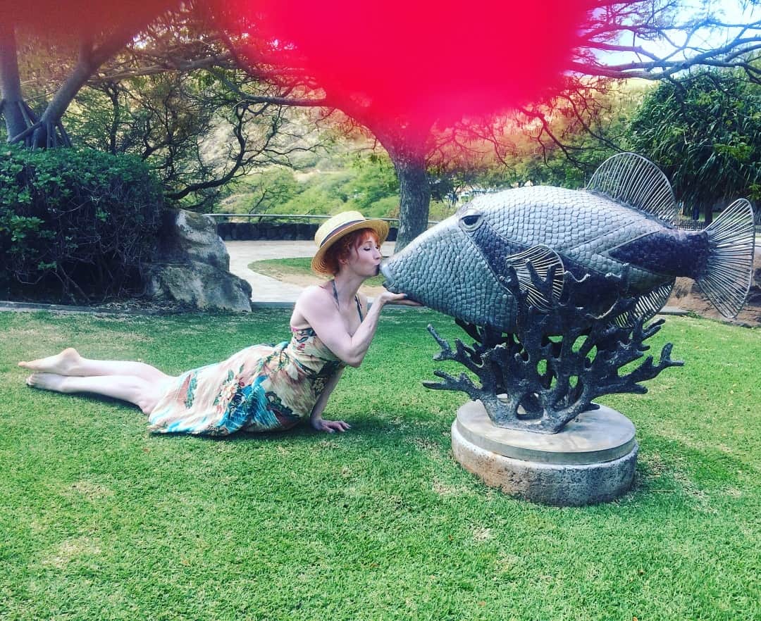 ボニー・モーガンのインスタグラム：「You may be HERRING rumors...I met someone snorkeling ...I WADED my whole life for a SEAcret romance! He’s a REEL CATCH! So soFISHtocated #itsoFISHial #solemates #goingswimmingly #hooklineandsinker #scaleitback #punny #thiscouldgoonfordays #adventuresofbendybonnie #fishkisses #shenanigans #hawaii #hanaumabay #bendybonnie」