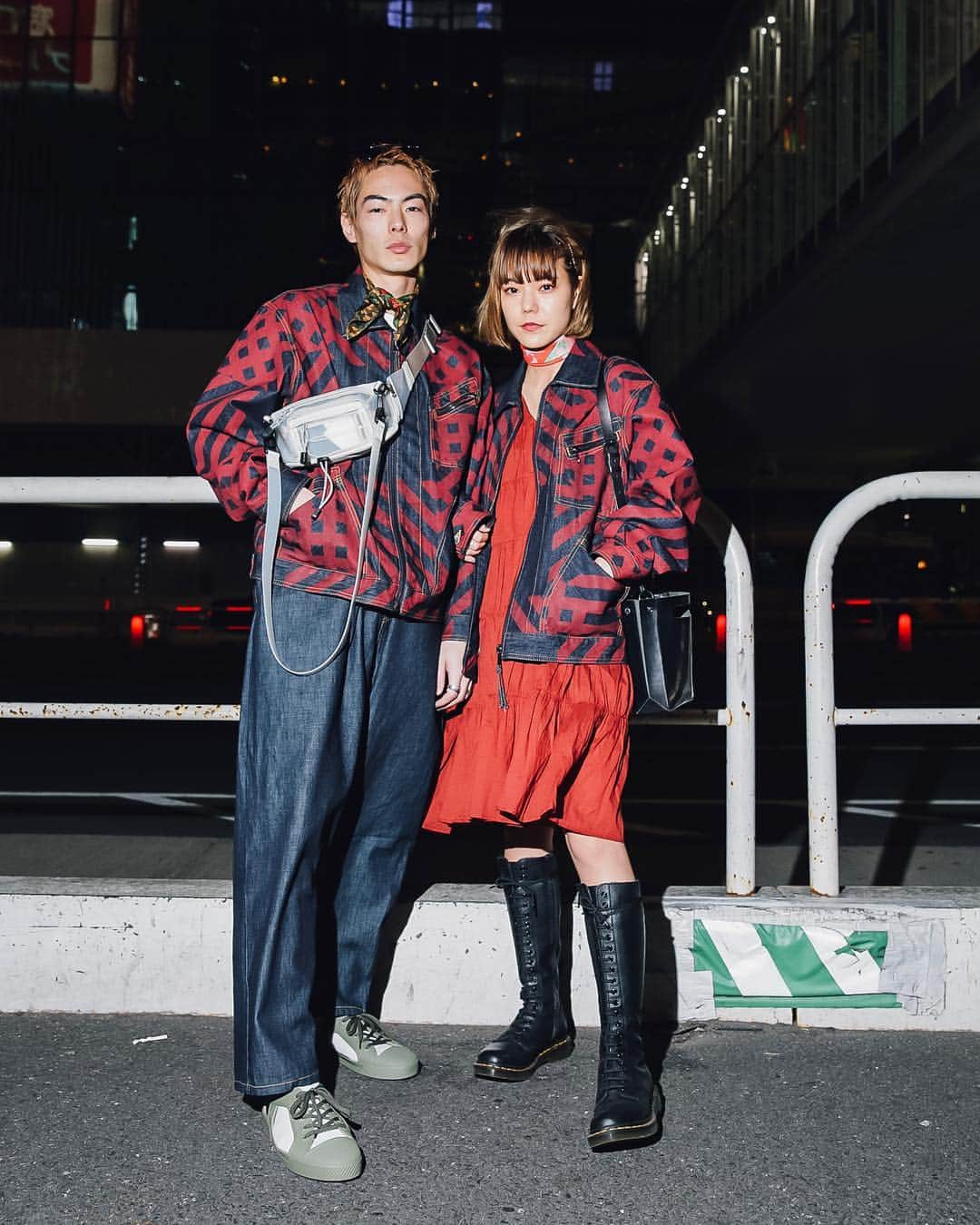 Fashionsnap.comさんのインスタグラム写真 - (Fashionsnap.comInstagram)「【東コレ19年秋冬】東京のファッションウィークでFASHIONSNAP.COMのスナップハンターが撮影したストリートスナップを毎日更新中。5日目となる3月22日は、「チルドレンオブザディスコーダンス（Children of the discordance）」や「ウィシャラウィッシュ（WISHARAWISH）」などのショー来場客をスナップ。メンズのウエストバッグの使用率の高さが目立ちました。腰に巻きつけるのはもちろん、手で持ったりクロスボディで身につけたりと楽しみ方も様々でした。  #AmazonFWT #東コレ19年秋冬」3月24日 0時34分 - fashionsnapcom