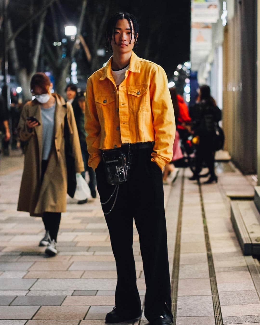 Fashionsnap.comさんのインスタグラム写真 - (Fashionsnap.comInstagram)「【東コレ19年秋冬】東京のファッションウィークでFASHIONSNAP.COMのスナップハンターが撮影したストリートスナップを毎日更新中。5日目となる3月22日は、「チルドレンオブザディスコーダンス（Children of the discordance）」や「ウィシャラウィッシュ（WISHARAWISH）」などのショー来場客をスナップ。メンズのウエストバッグの使用率の高さが目立ちました。腰に巻きつけるのはもちろん、手で持ったりクロスボディで身につけたりと楽しみ方も様々でした。  #AmazonFWT #東コレ19年秋冬」3月24日 0時34分 - fashionsnapcom