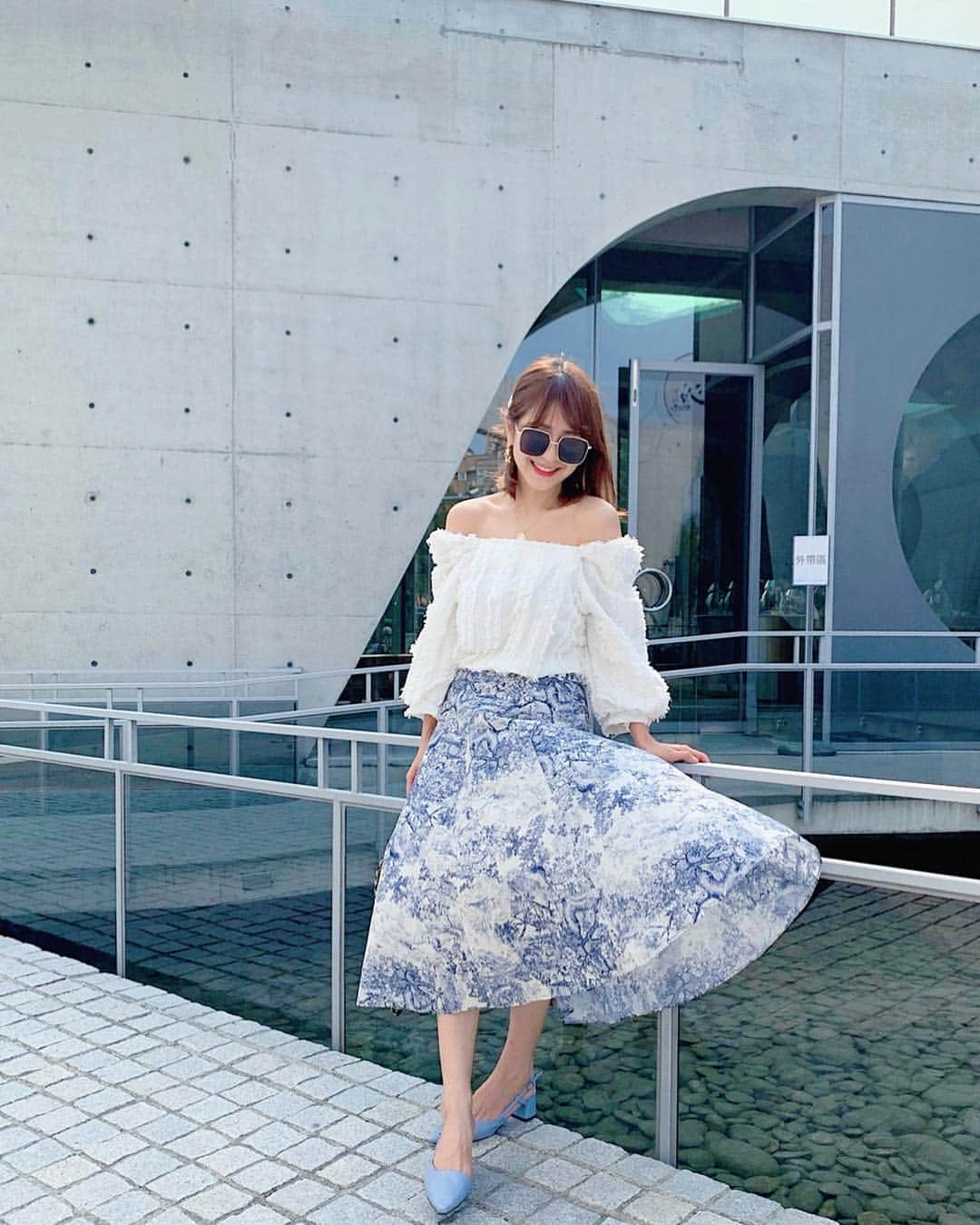 郭圈圈さんのインスタグラム写真 - (郭圈圈Instagram)「這天的風來的太剛好😍 一整個很配合欸♥️♥️♥️ - 身上這套都還可以預訂唷 @marumaru_lea_official  也可直接蝦皮下單：helloiamlea 我人在韓 現貨在台  現在下單有小幫手可以出貨☺️ - . . . . . #tainancafe#leaintainan#lea_taiwan#coffeetime#cafe##tainantrip #ootd#style#outfit#bloggerstyle#ootdshare#ootdfashion#ootdstyle#ootdguide#ootdtaiwan#stylegram#ootdmagazine#personalstyle#lookoftheday#jeansstyle#springlook#台南咖啡廳#咖啡店#深藍旗艦店#深藍咖啡館#台南#台南安平#下午茶#台南下午茶」3月24日 0時38分 - helloiamlea