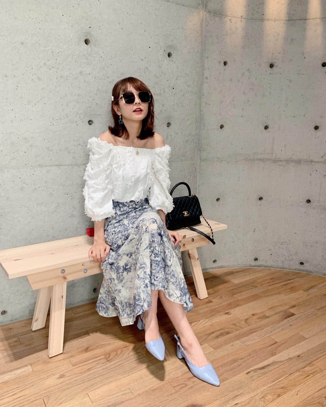 郭圈圈さんのインスタグラム写真 - (郭圈圈Instagram)「這天的風來的太剛好😍 一整個很配合欸♥️♥️♥️ - 身上這套都還可以預訂唷 @marumaru_lea_official  也可直接蝦皮下單：helloiamlea 我人在韓 現貨在台  現在下單有小幫手可以出貨☺️ - . . . . . #tainancafe#leaintainan#lea_taiwan#coffeetime#cafe##tainantrip #ootd#style#outfit#bloggerstyle#ootdshare#ootdfashion#ootdstyle#ootdguide#ootdtaiwan#stylegram#ootdmagazine#personalstyle#lookoftheday#jeansstyle#springlook#台南咖啡廳#咖啡店#深藍旗艦店#深藍咖啡館#台南#台南安平#下午茶#台南下午茶」3月24日 0時38分 - helloiamlea