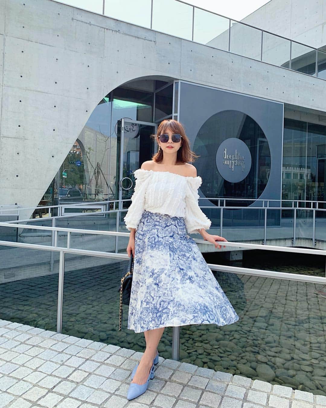 郭圈圈さんのインスタグラム写真 - (郭圈圈Instagram)「這天的風來的太剛好😍 一整個很配合欸♥️♥️♥️ - 身上這套都還可以預訂唷 @marumaru_lea_official  也可直接蝦皮下單：helloiamlea 我人在韓 現貨在台  現在下單有小幫手可以出貨☺️ - . . . . . #tainancafe#leaintainan#lea_taiwan#coffeetime#cafe##tainantrip #ootd#style#outfit#bloggerstyle#ootdshare#ootdfashion#ootdstyle#ootdguide#ootdtaiwan#stylegram#ootdmagazine#personalstyle#lookoftheday#jeansstyle#springlook#台南咖啡廳#咖啡店#深藍旗艦店#深藍咖啡館#台南#台南安平#下午茶#台南下午茶」3月24日 0時38分 - helloiamlea