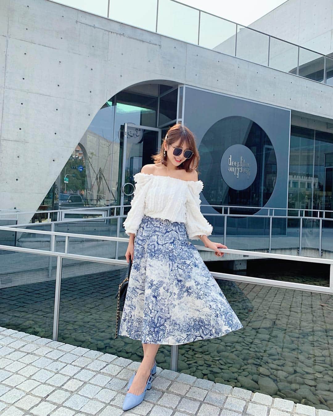 郭圈圈さんのインスタグラム写真 - (郭圈圈Instagram)「這天的風來的太剛好😍 一整個很配合欸♥️♥️♥️ - 身上這套都還可以預訂唷 @marumaru_lea_official  也可直接蝦皮下單：helloiamlea 我人在韓 現貨在台  現在下單有小幫手可以出貨☺️ - . . . . . #tainancafe#leaintainan#lea_taiwan#coffeetime#cafe##tainantrip #ootd#style#outfit#bloggerstyle#ootdshare#ootdfashion#ootdstyle#ootdguide#ootdtaiwan#stylegram#ootdmagazine#personalstyle#lookoftheday#jeansstyle#springlook#台南咖啡廳#咖啡店#深藍旗艦店#深藍咖啡館#台南#台南安平#下午茶#台南下午茶」3月24日 0時38分 - helloiamlea