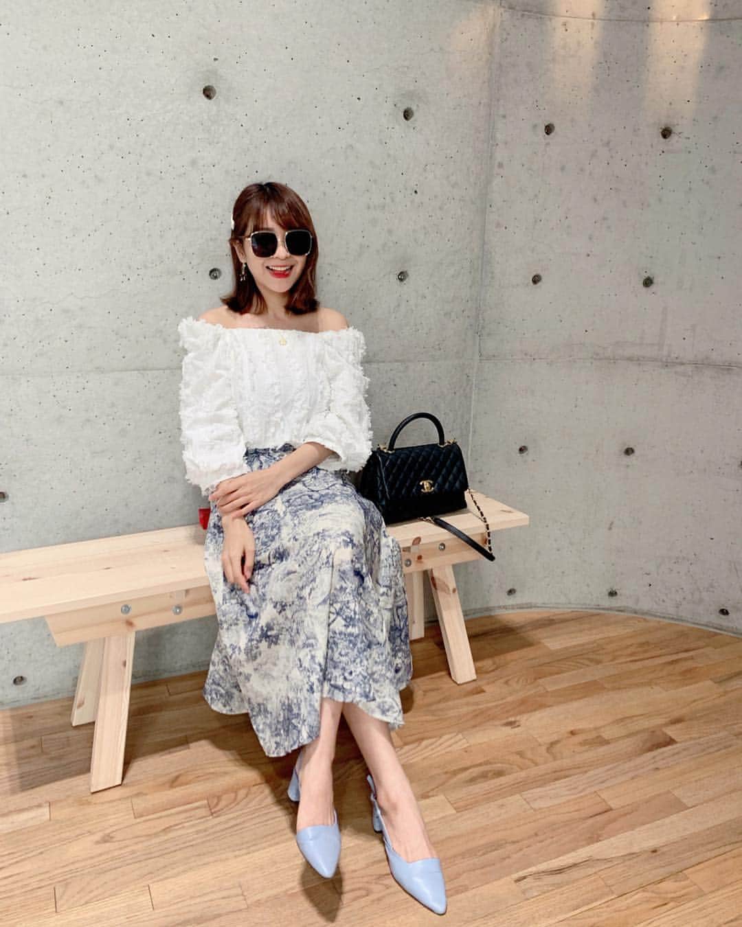 郭圈圈さんのインスタグラム写真 - (郭圈圈Instagram)「這天的風來的太剛好😍 一整個很配合欸♥️♥️♥️ - 身上這套都還可以預訂唷 @marumaru_lea_official  也可直接蝦皮下單：helloiamlea 我人在韓 現貨在台  現在下單有小幫手可以出貨☺️ - . . . . . #tainancafe#leaintainan#lea_taiwan#coffeetime#cafe##tainantrip #ootd#style#outfit#bloggerstyle#ootdshare#ootdfashion#ootdstyle#ootdguide#ootdtaiwan#stylegram#ootdmagazine#personalstyle#lookoftheday#jeansstyle#springlook#台南咖啡廳#咖啡店#深藍旗艦店#深藍咖啡館#台南#台南安平#下午茶#台南下午茶」3月24日 0時38分 - helloiamlea