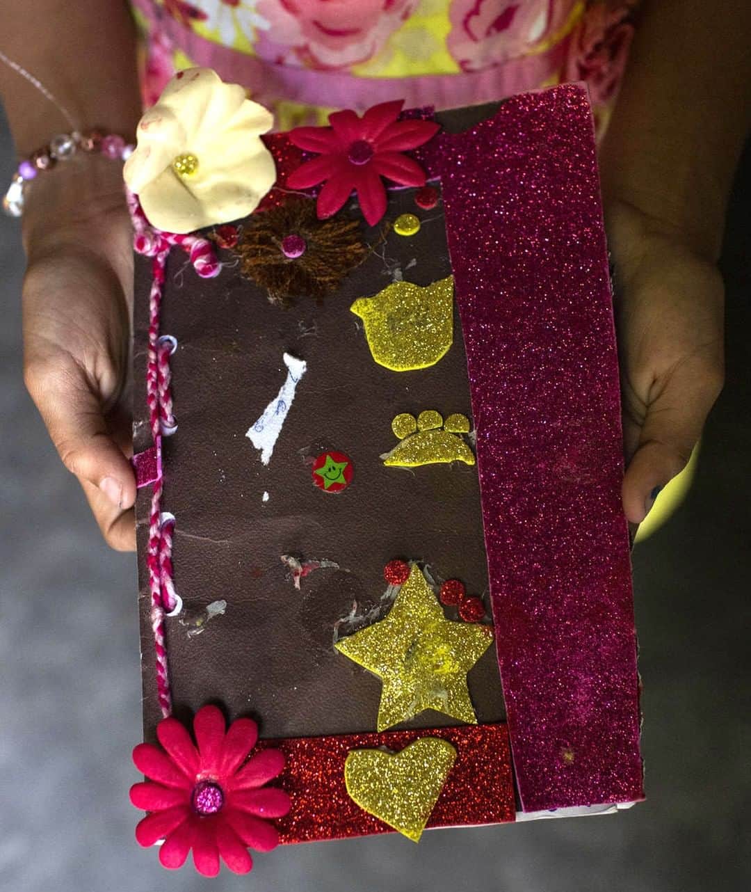 unicefさんのインスタグラム写真 - (unicefInstagram)「10-year-old Jennifer left Honduras with her three siblings after their mother was killed by a gang two years ago. Now in Mexico, she holds onto a diary she made herself to process and understand her journey through pictures. Jennifer is one of the many children who have fled gang-related violence, organized crime, extortion and poverty. #AChildIsAChild © UNICEF/UN0278783/Bindra」3月24日 0時45分 - unicef
