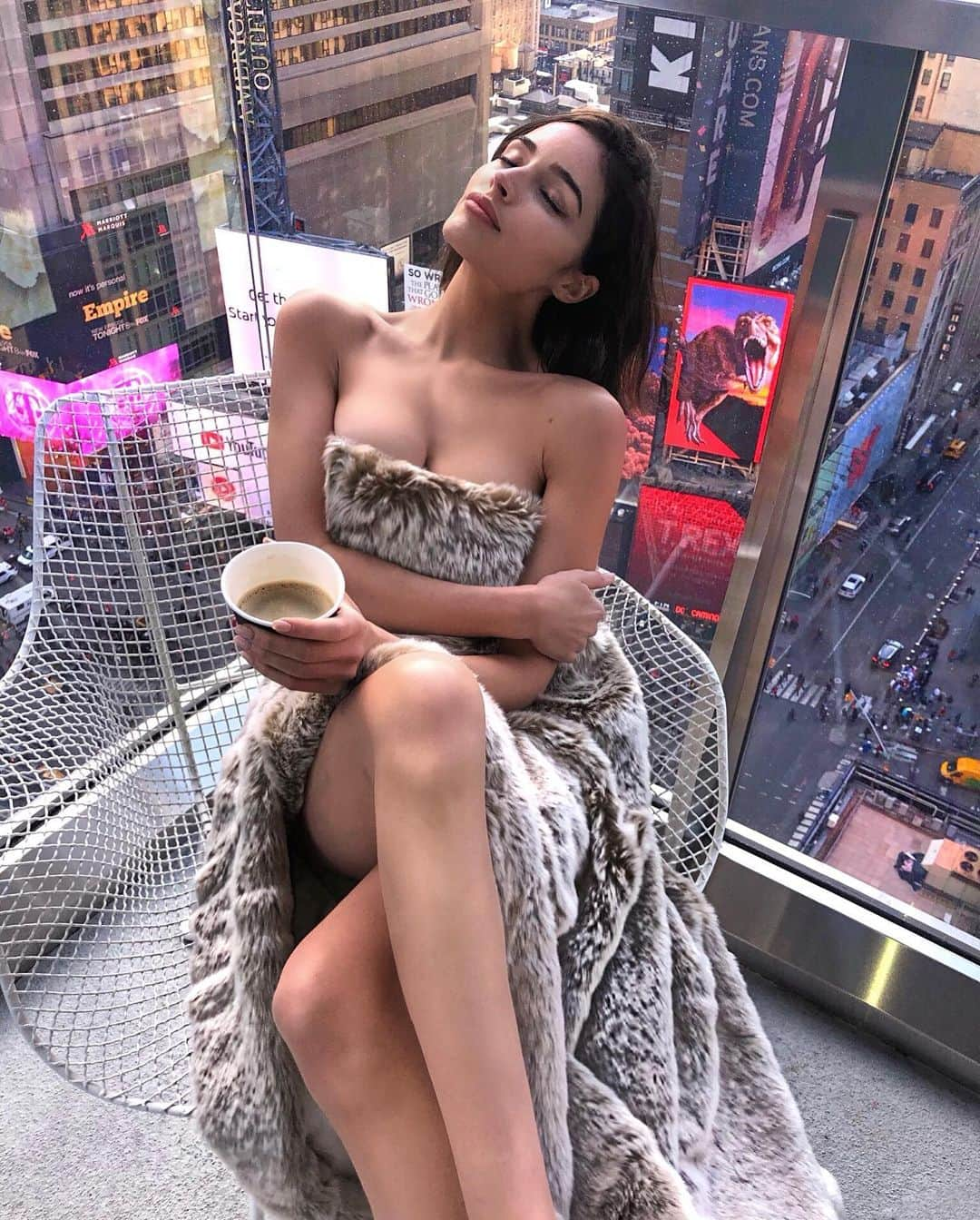 オリビア・カルポさんのインスタグラム写真 - (オリビア・カルポInstagram)「Good morning #NYC ❤️ ☕️ @timessquareedition #timessquareedition」3月24日 0時47分 - oliviaculpo